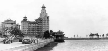 南薰樓於1959年落成，由陳嘉庚親自主持興建，集美學村標誌性建築之一。