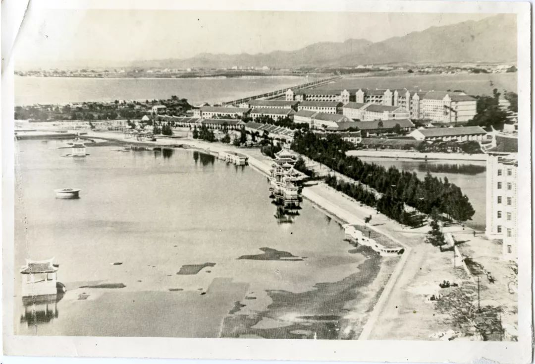 1953—1959年，陳嘉庚受國務院華僑事務委員會委托主持興建集美華僑補習學校南僑樓群。