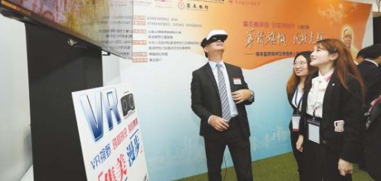 參觀者戴上VR頭盔，鳥瞰學村航拍片段，如置身在實景當中。